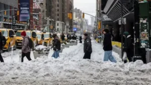 USA- अमेरिका में बर्फीले तूफान का कहर, 30 की मौत, 10 हजार से अधिक उड़ानें रद्द