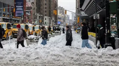 USA- अमेरिका में बर्फीले तूफान का कहर, 30 की मौत, 10 हजार से अधिक उड़ानें रद्द