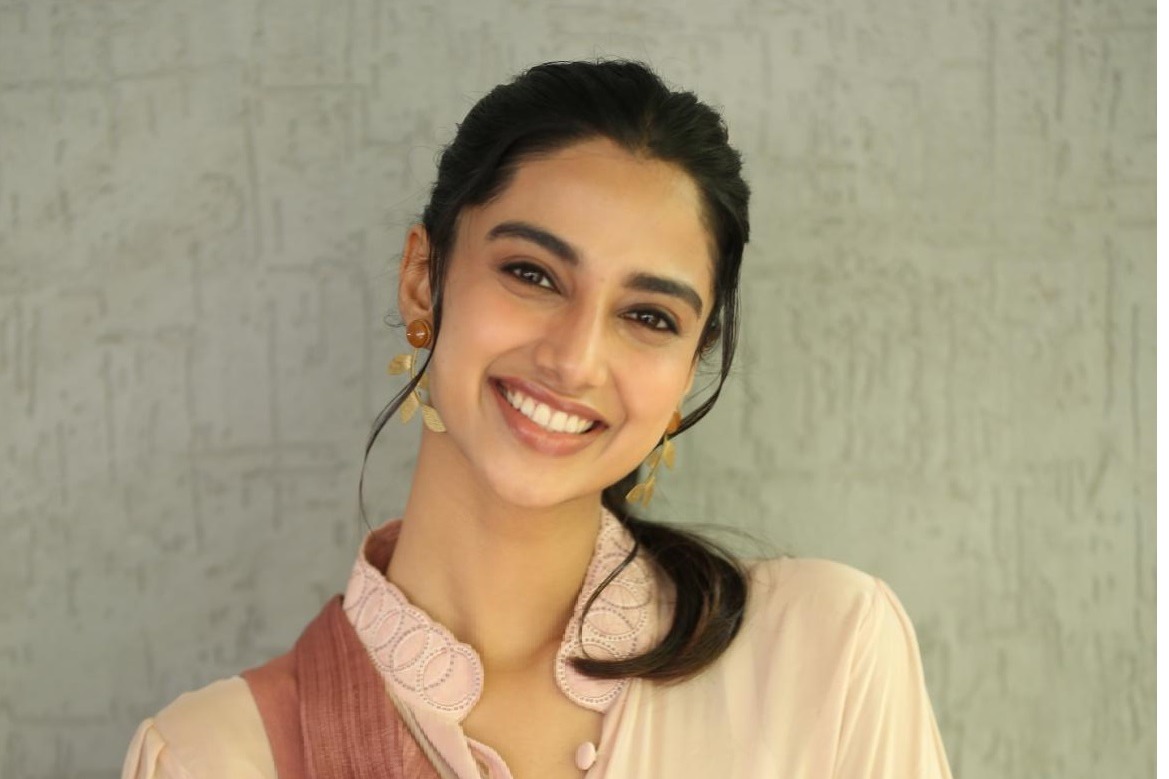 संक्रांति की लकी ब्यूटी मीनाक्षी, हिट्स के पीछे क्या राज़?