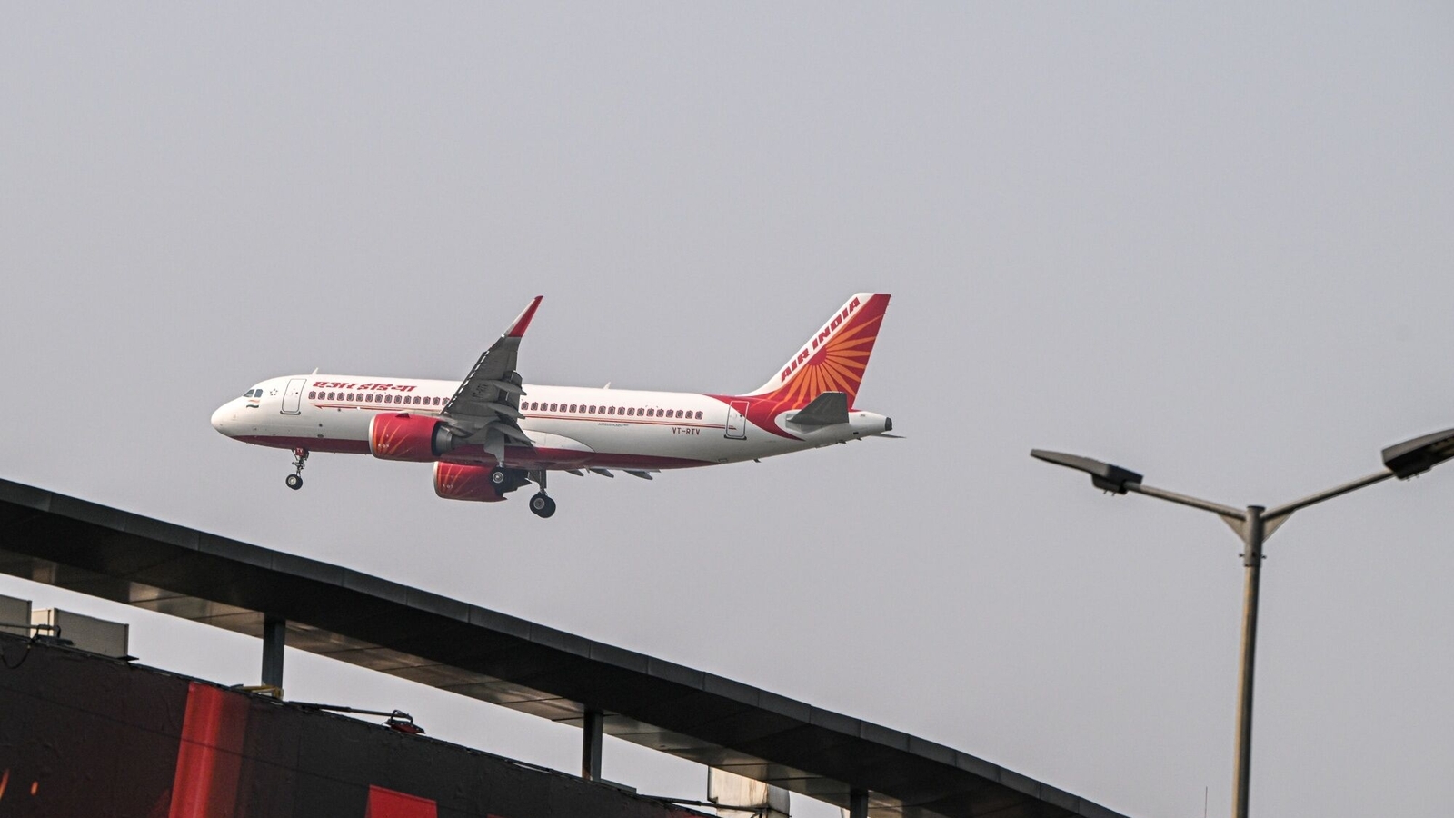 DGCA ने Air India पायलटों को भेजा शो-कॉज नोटिस, सुरक्षा उल्लंघन पर सख्ती
