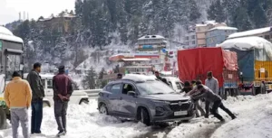 HP- बर्फ देखने हिमाचल पहुंचे हजारों पर्यटक, ट्रैफिक जाम से हाल बेहाल