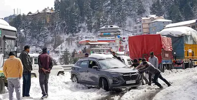 HP- बर्फ देखने हिमाचल पहुंचे हजारों पर्यटक, ट्रैफिक जाम से हाल बेहाल