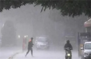 Weather- अगले 24 घंटे में भारी बारिश और घना कोहरा, कड़ाके की ठंड का अलर्ट
