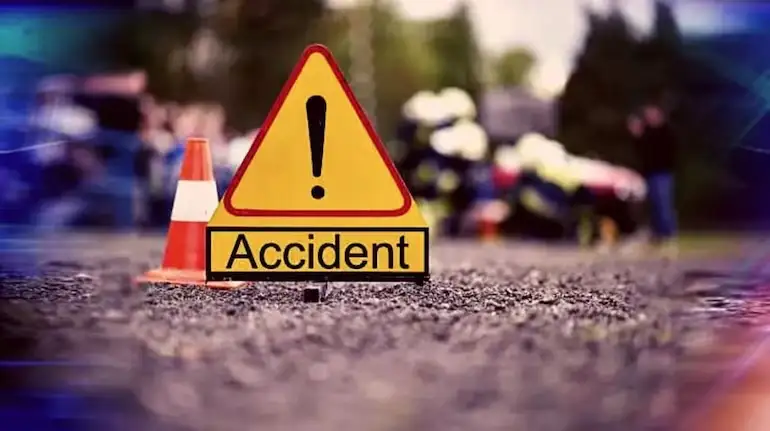 Road Accident : सड़क हादसे में तीन की मौत, तीन घायल
