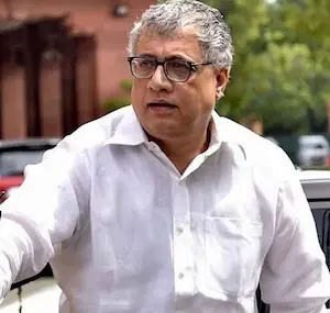 TMC- टीएमसी सांसदों का अमित शाह कार्यालय के बाहर धरना, सियासी घमासान तेज