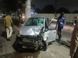 आमने-सामने टकराईं दो कारें, 3 युवक घायल