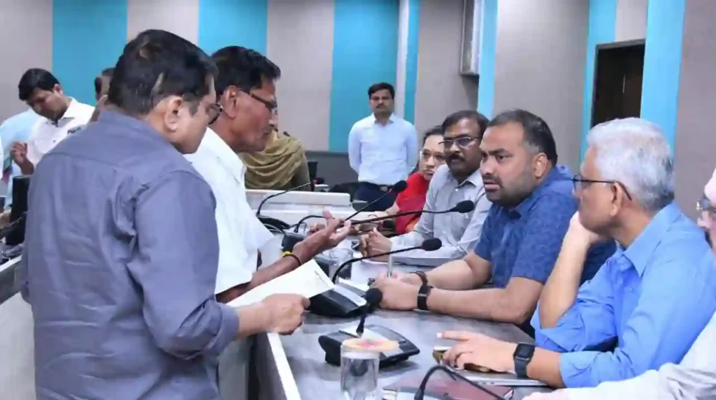 Hyderabad : जीएचएमसी आयुक्त ने दिए जन शिकायतों के त्वरित निस्तारण के निर्देश