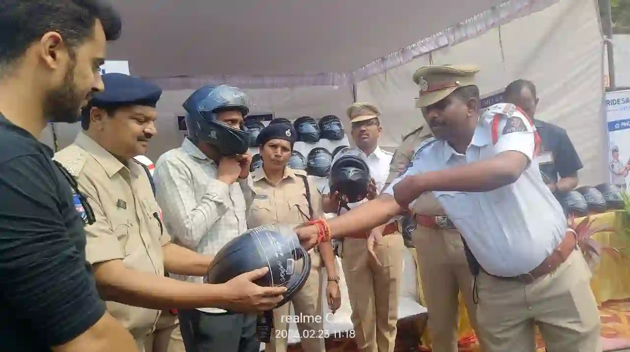 जीवन रक्षक हेलमेट बैंक पहल शुरू की डीसीपी ने