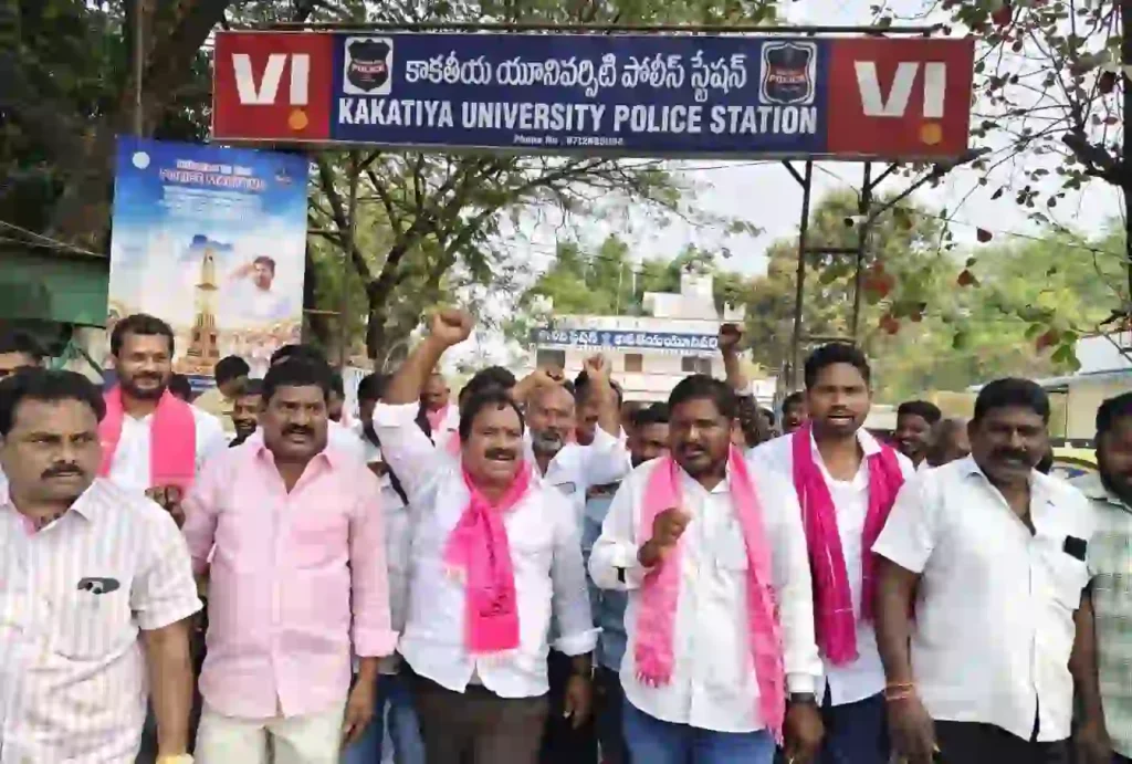 SIT : केसीआर से पूछताछ के विरोध में तेलंगाना भर में बीआरएस का उग्र प्रदर्शन