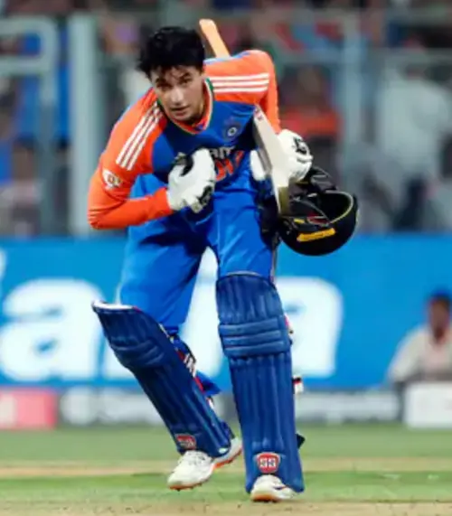 Sports- अभिषेक की समझदारी भरी पारी पर सुनील गावस्कर ने जताई खुशी