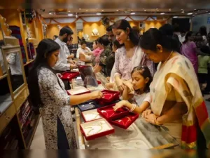 सोने-चांदी की कीमतों में भारी गिरावट