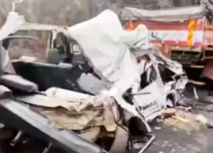 Gujrat- गुजरात के वलसाड में भीषण हादसा, कार-ट्रक टक्कर में 7 की मौत