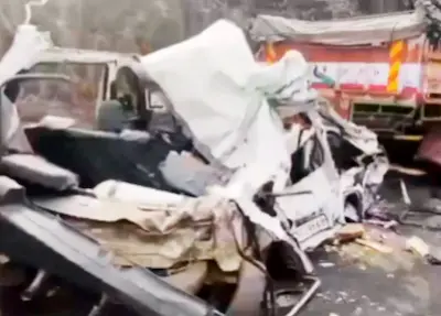 Gujrat- गुजरात के वलसाड में भीषण हादसा, कार-ट्रक टक्कर में 7 की मौत