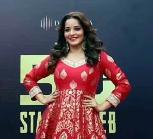 Mumbai- ‘द 50 पैलेस’ से बाहर होते ही भावुक हुईं मोनालिसा, छलके आंसू