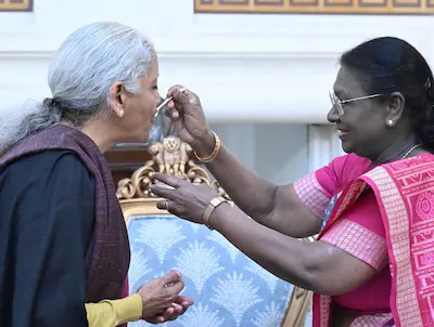 Budget 2026-27- बजट से पहले परंपरा निभाई गई, राष्ट्रपति मुर्मू ने सीतारमण को दही खिलाया