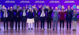 PM Modi- पीएम मोदी के साथ ग्रुप फोटो में सैम और डारियो अमोडेई के बीच दिखी नाराजगी