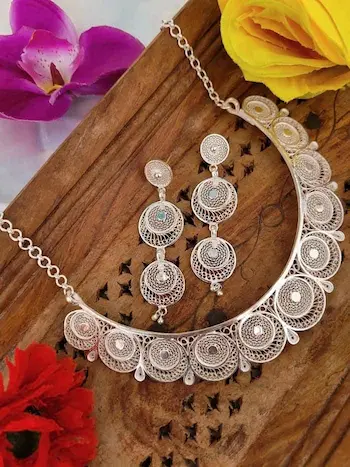 Silver: चांदी में भारी गिरावट, सोने की कीमतों में सुधार