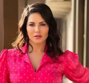 Entertainment- सनी लियोनी बोलीं- भारतीय राजनीति को समझना आसान नहीं