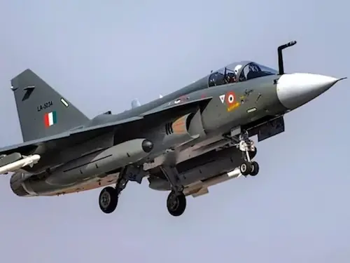 Tejas: तेजस विमान हादसा: रनवे से बाहर निकला फाइटर जेट