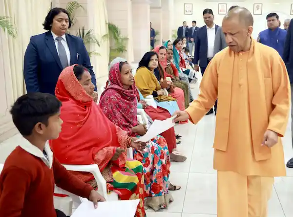 Lucknow : सैनिकों की जमीन कब्जे की शिकायत पर तुरंत एक्शन लिया योगी ने