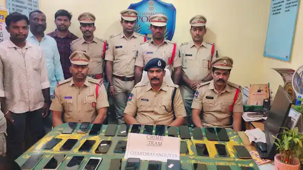 Hyderabad: पुलिस ने 32 मोबाइल फोन बरामद कर पीड़ितों को सौंपे