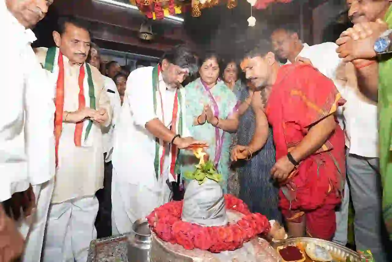 तेलंगाना भर में महाशिवरात्रि पर शिव मंदिरों में उमड़े श्रद्धालु