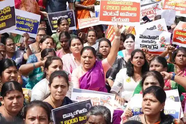 Protest : प्रजा भवन में महिलाओं के अधूरे वादों को लेकर कविता का विरोध प्रदर्शन