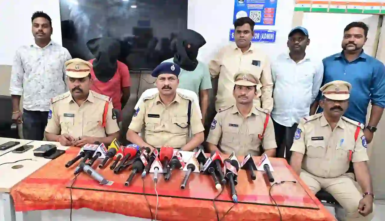 दो कुख्यात चोर गिरफ्तार, सोने के गहने और नकदी बरामद