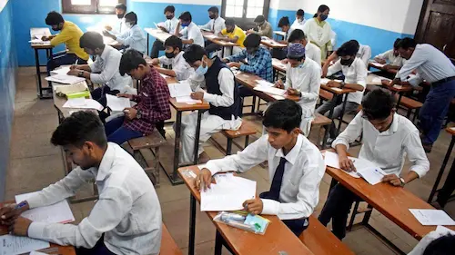 CBSE Board Exam 2026: सीबीएसई बोर्ड परीक्षा के बीच जारी हुई गाइडलाइन, अफवाहों से रहें सतर्क