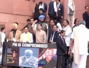 Delhi- संसद गेट पर निलंबित सांसदों का प्रदर्शन, पोस्टरों से पीएम पर समझौते का आरोप