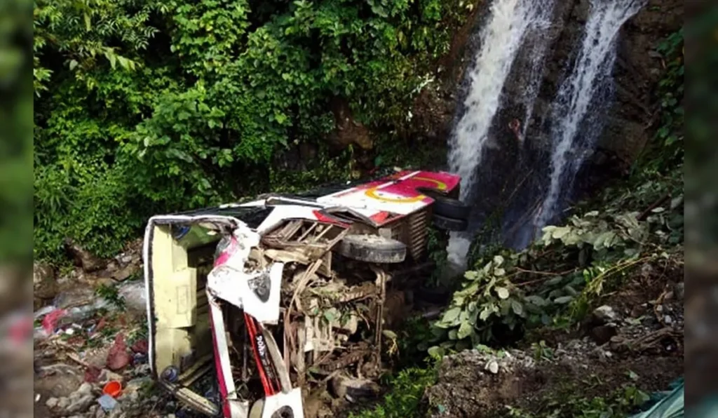 Nepal bus accident : नेपाल में भीषण हादसा! खाई में गिरी बस, 13 की मौत