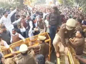 UP-लखनऊ में कांग्रेस का विधानसभा घेराव, बैरिकेडिंग पर चढ़े कार्यकर्ता-पुलिस से झड़प