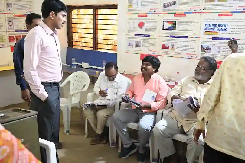 Hyderabad : जिला कलेक्टर ने कई मतदान केन्द्रों का निरीक्षण किया