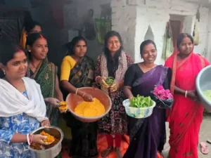 कोडरमा में महिलाएं बना रहीं हर्बल अबीर