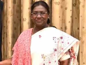 राष्ट्रपति मुर्मू पहली बार लड़ाकू हेलिकॉप्टर में उड़ान