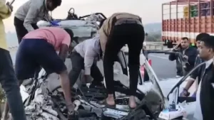 बेंगलुरु हाईवे पर एक साथ टकराईं कई गाड़ियां