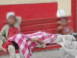 गोद में प्रेग्नेंट मां का शव, पिता के इंतजार में बेटियां