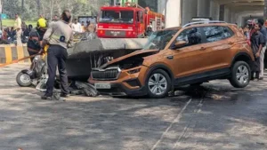 मुंबई में बड़ा हादसा, मुलुंड में मेट्रो पिलर का हिस्सा गिरा