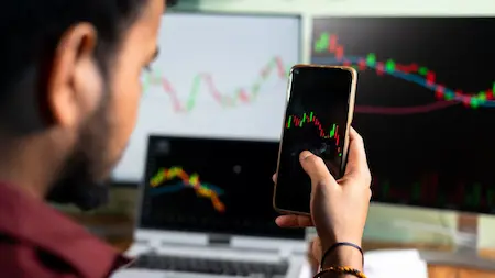 सेंसेक्स 503 अंक टूटकर 83,313 पर बंद