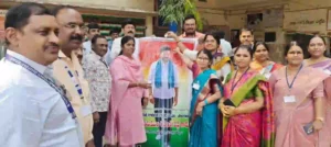 मध्याह्न भोजन की घोषणा के बाद सीएम की तस्वीर पर पालाभिषेक