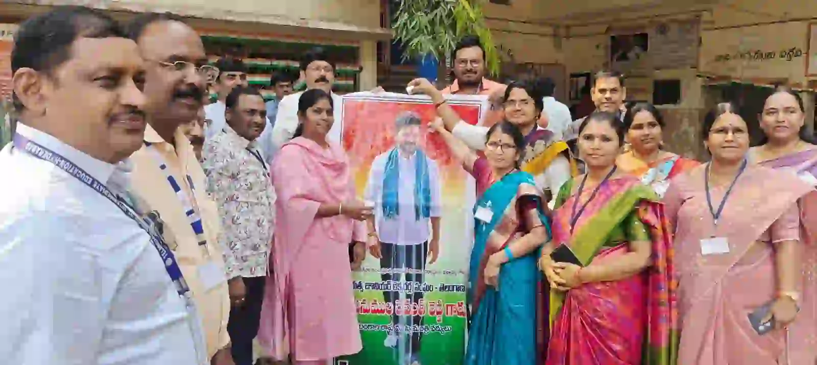 मध्याह्न भोजन की घोषणा के बाद सीएम की तस्वीर पर पालाभिषेक