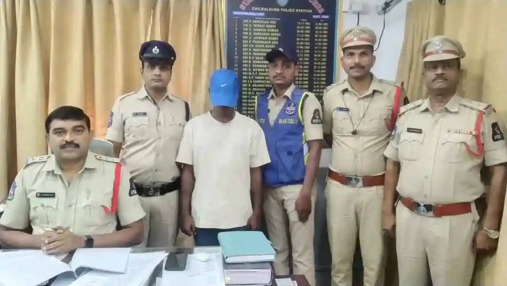 शाप में चोरी करने वाले गिरफ्तार