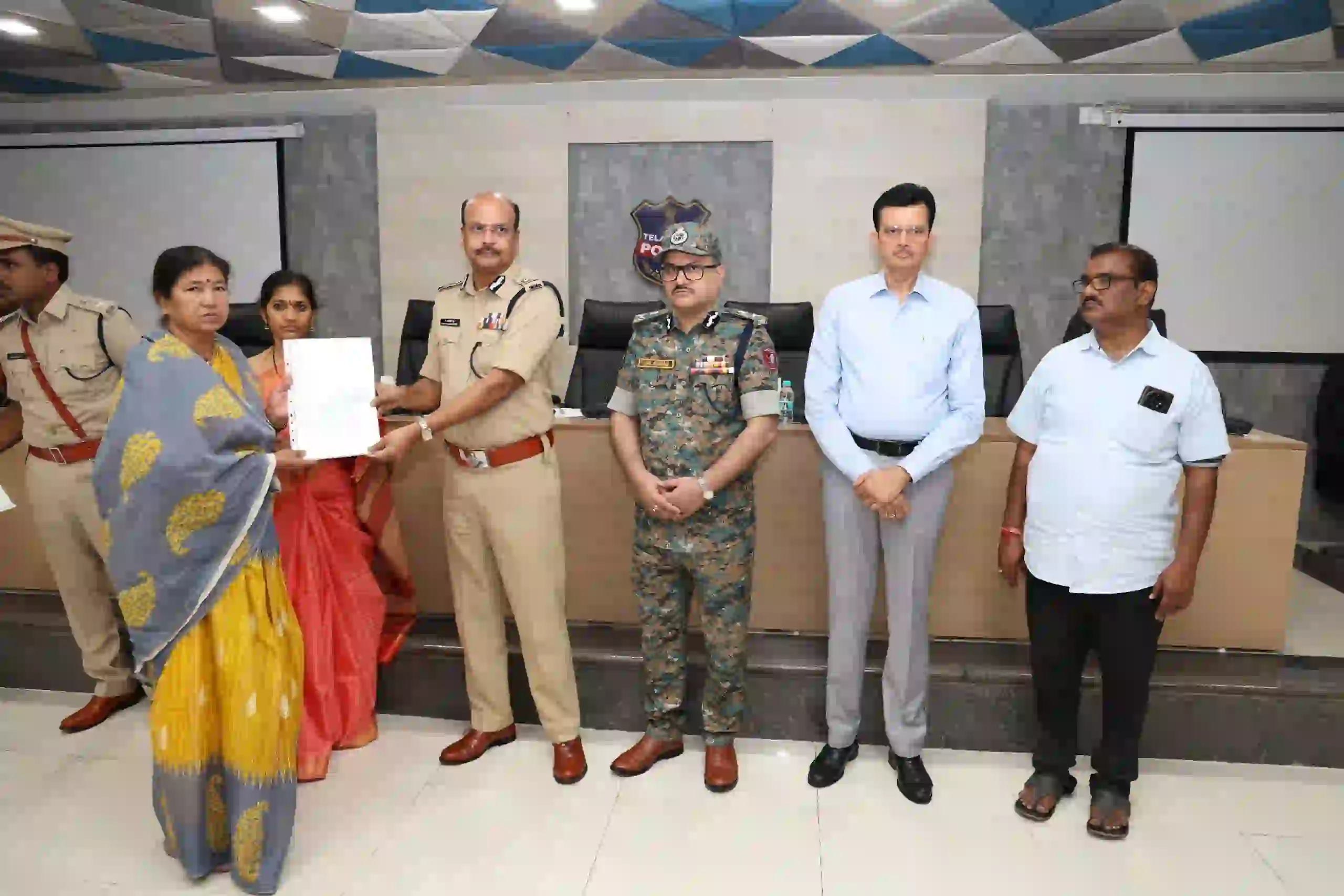 बलिमेला शहीदों के परिजनों को मकान पट्टे सौंपे