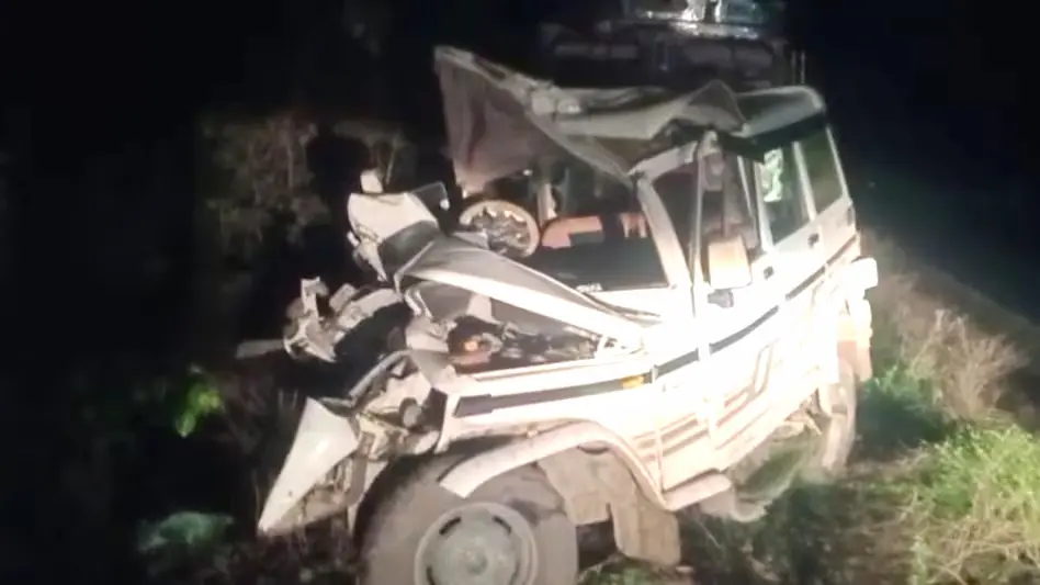 UP- आगरा में दर्दनाक सड़क हादसा, पेड़ से टकराई बोलेरो ; पांच श्रद्धालुओं की मौत