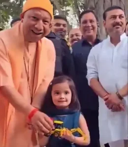 UP- बुलडोजर गिफ्ट कर बच्ची ने जीता सीएम योगी का दिल, हंसी नहीं रोक पाए