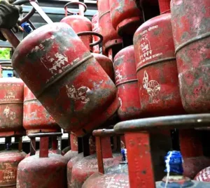 UP- गैस संकट के बीच जमाखोरी का पर्दाफाश, हापुड़ में 55 सिलेंडर बरामद