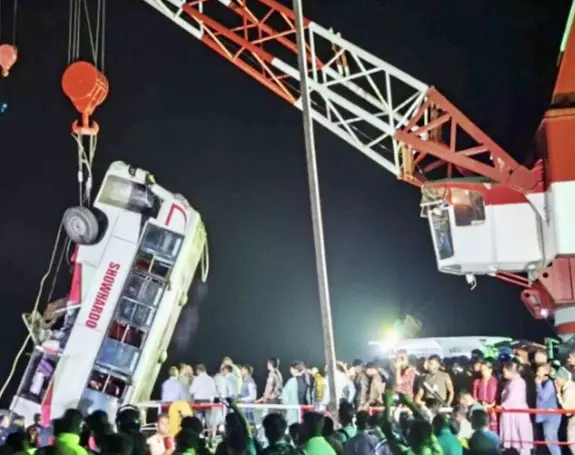 Dhaka- ईद से पहले बड़ा हादसा, ढाका जा रही बस नदी में गिरी, 16 लोगों की मौत