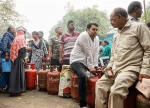 National- LPG गैस संकट से हाहाकार, देशभर में सिलेंडर के लिए लाइनें