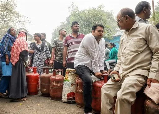 National- LPG गैस संकट से हाहाकार, देशभर में सिलेंडर के लिए लाइनें
