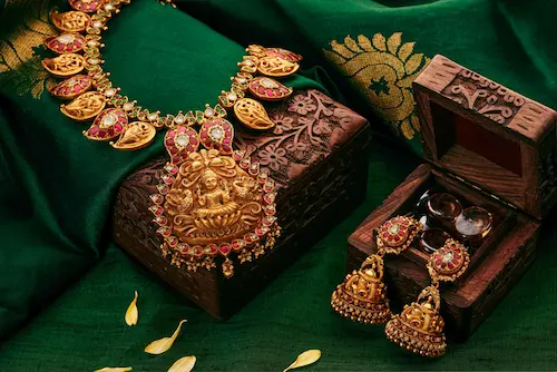 Gold: सोने-चांदी की कीमतों में गिरावट का विश्लेषण